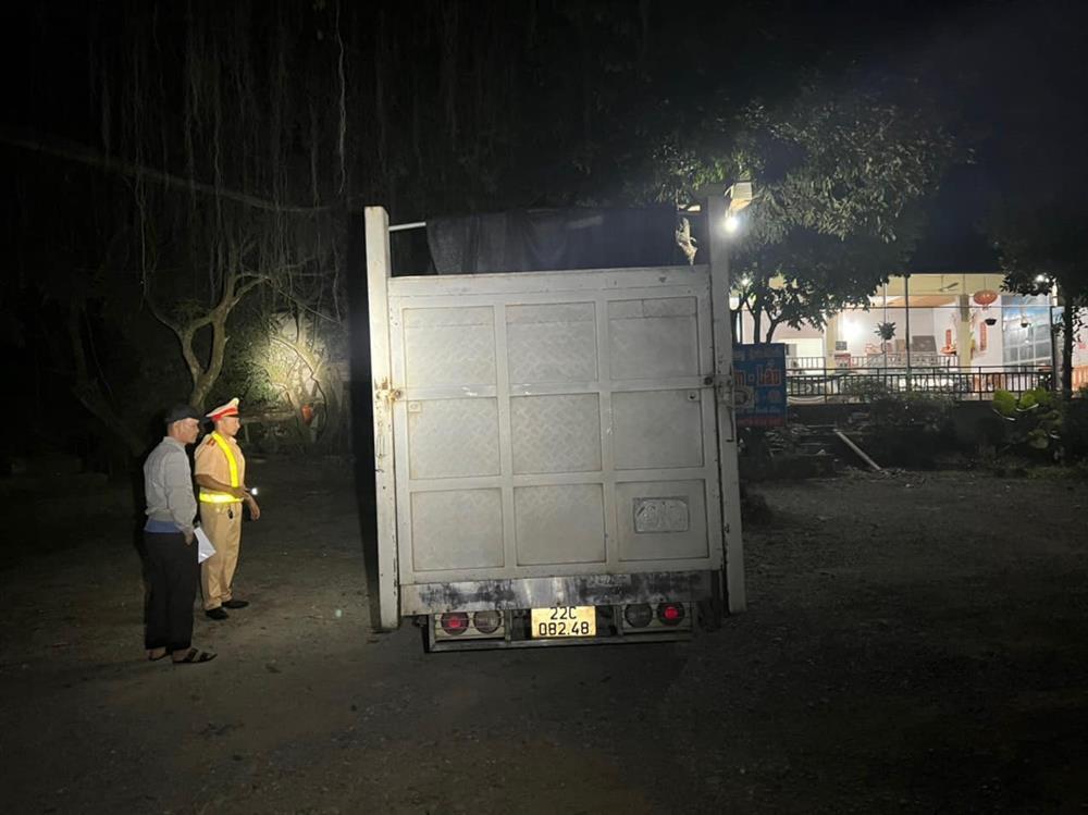 Danh tính tài xế tạt đầu xe cứu thương, quyết không nhường đường-1