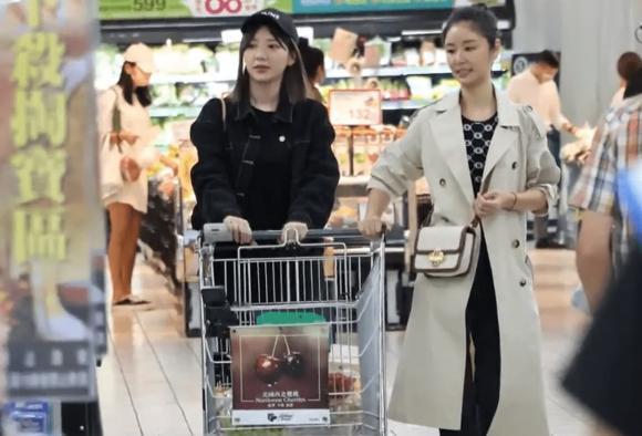 Lâm Tâm Như bị chụp lén: Cơ bụng tuổi 46 đáng kinh ngạc-2