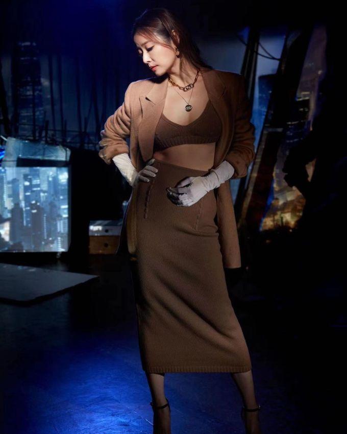 Lâm Tâm Như bị chụp lén: Cơ bụng tuổi 46 đáng kinh ngạc-4