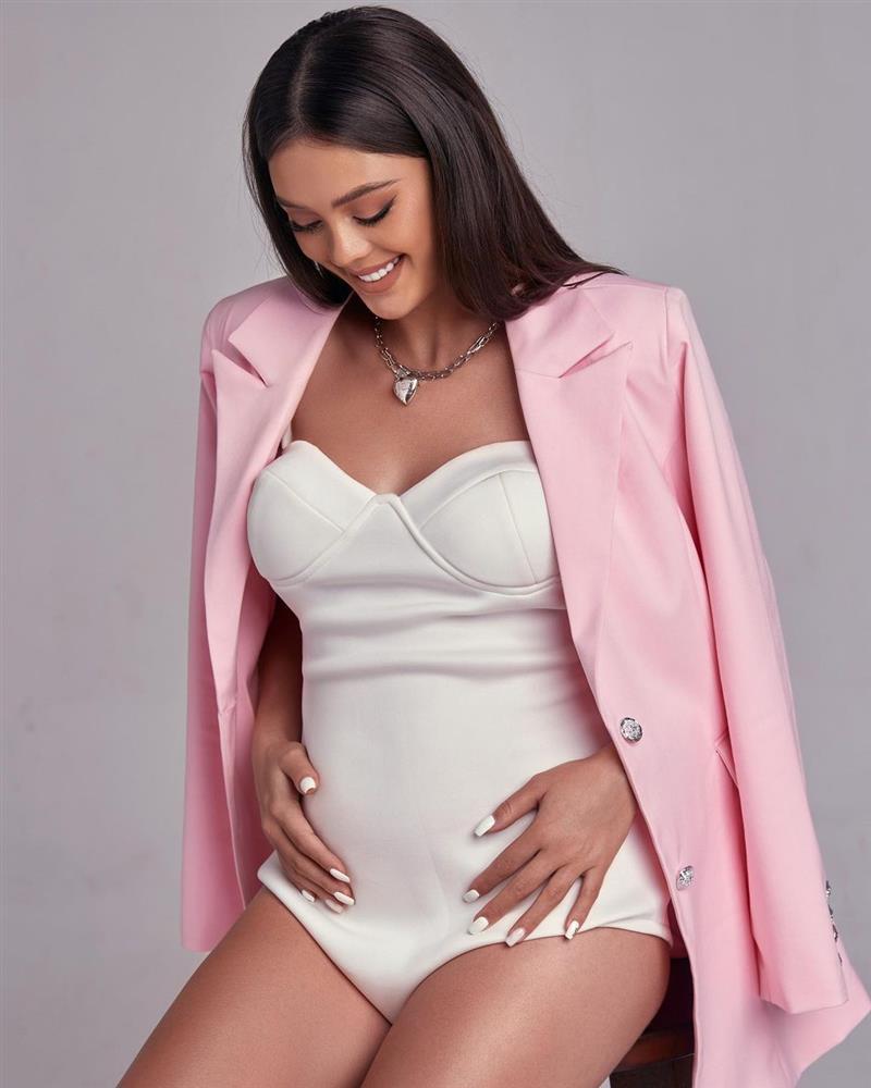 Vợ Tây Bùi Tiến Dũng nghiện mặc đồ màu hồng trong thai kỳ-1