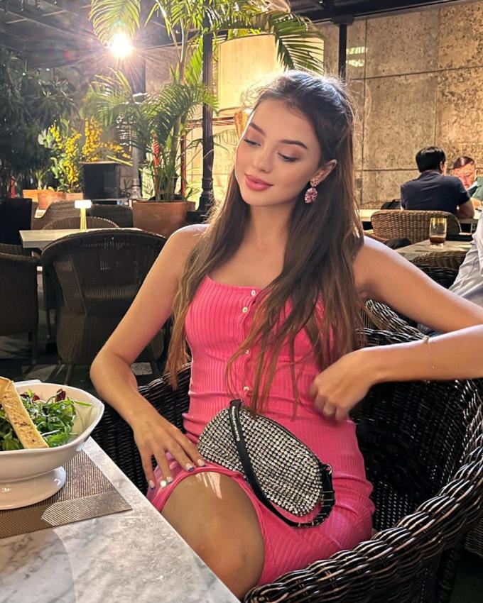 Vợ Tây Bùi Tiến Dũng nghiện mặc đồ màu hồng trong thai kỳ-6