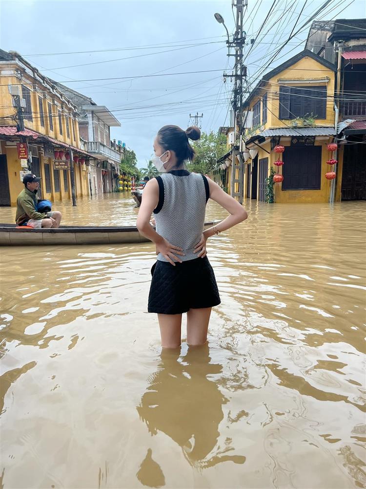 Hoa hậu Tiểu Vy lộ vóc dáng gầy gò sau khi tụt 5kg-4