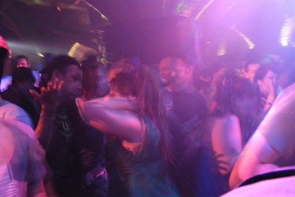 Tham gia tiệc tình dục, dàn trai xinh gái đẹp trả giá đắt-1