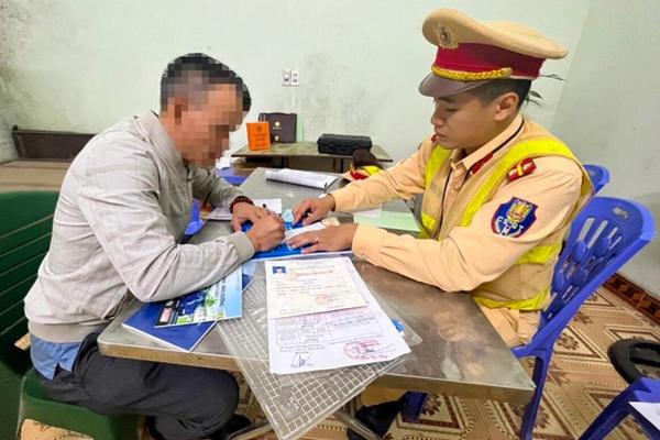 Vụ xe tải cản trở xe cứu thương: Người đàn ông nghi tài xế lạm dụng còi-3