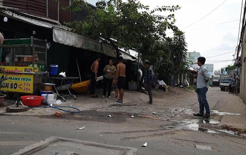 Gã trai cầm dao, gậy sắt rượt đánh, chém cả nhà con nợ-1