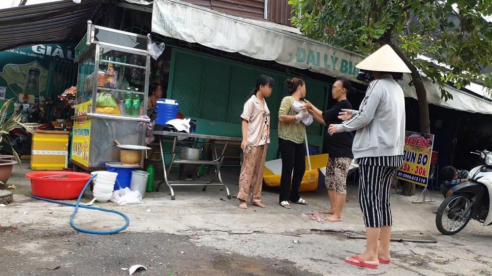 Gã trai cầm dao, gậy sắt rượt đánh, chém cả nhà con nợ-2