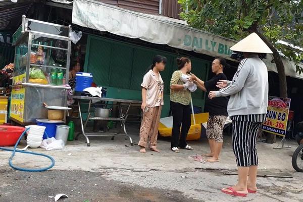 Nhóm côn đồ hung hăng vác dao xông vào nhà tấn công con nợ-4