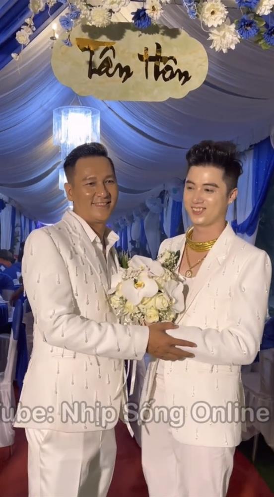 Kết hôn sau 6 năm yêu nhau, cặp đôi LGBT nhận kết vàng đeo trĩu cổ-2