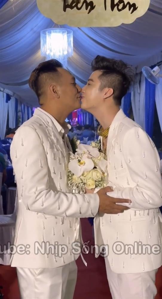 Kết hôn sau 6 năm yêu nhau, cặp đôi LGBT nhận kết vàng đeo trĩu cổ-7