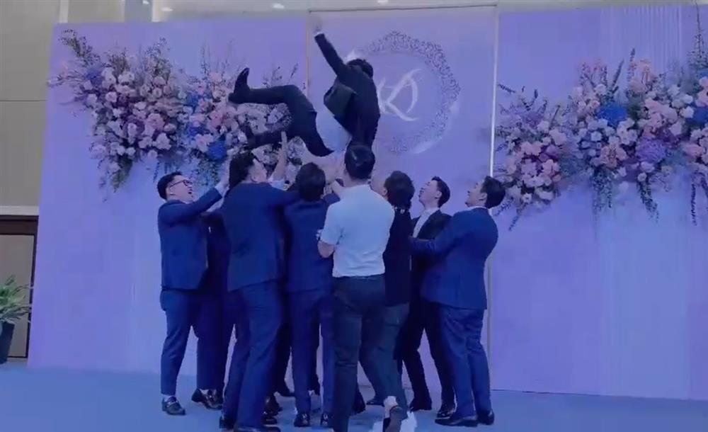 Chồng Đỗ Mỹ Linh bị tung cao, lấy được vợ mà như thắng bóng đá-1