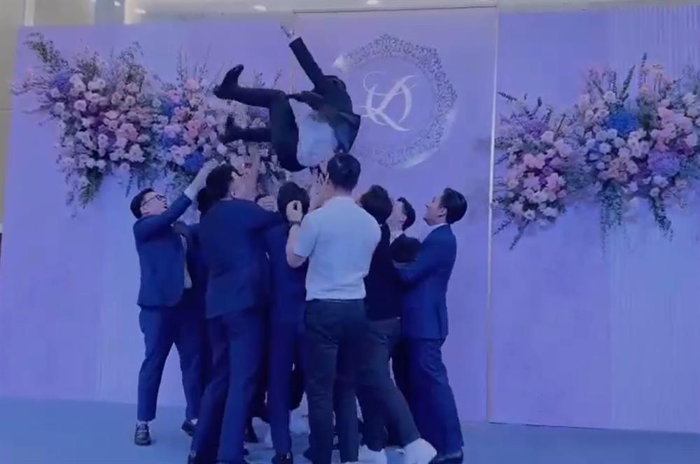 Chồng Đỗ Mỹ Linh bị tung cao, lấy được vợ mà như thắng bóng đá-2