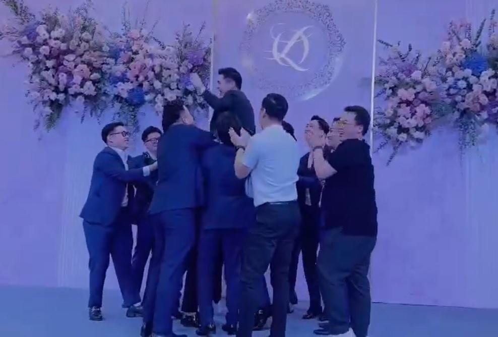 Chồng Đỗ Mỹ Linh bị tung cao, lấy được vợ mà như thắng bóng đá-3