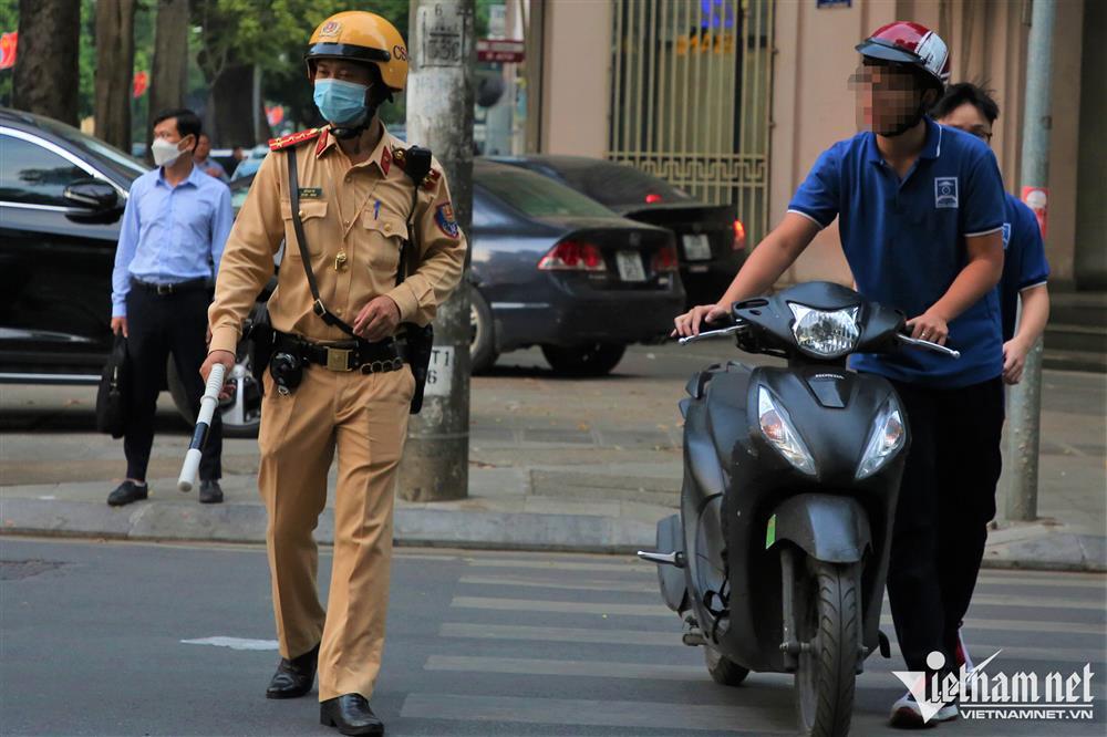 Học sinh Hà Nội đi xe phân khối lớn, phụ huynh đầu trần phóng vun vút-1