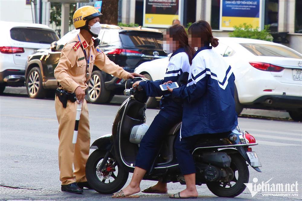 Học sinh Hà Nội đi xe phân khối lớn, phụ huynh đầu trần phóng vun vút-3