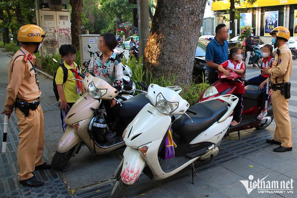 Học sinh Hà Nội đi xe phân khối lớn, phụ huynh đầu trần phóng vun vút-4