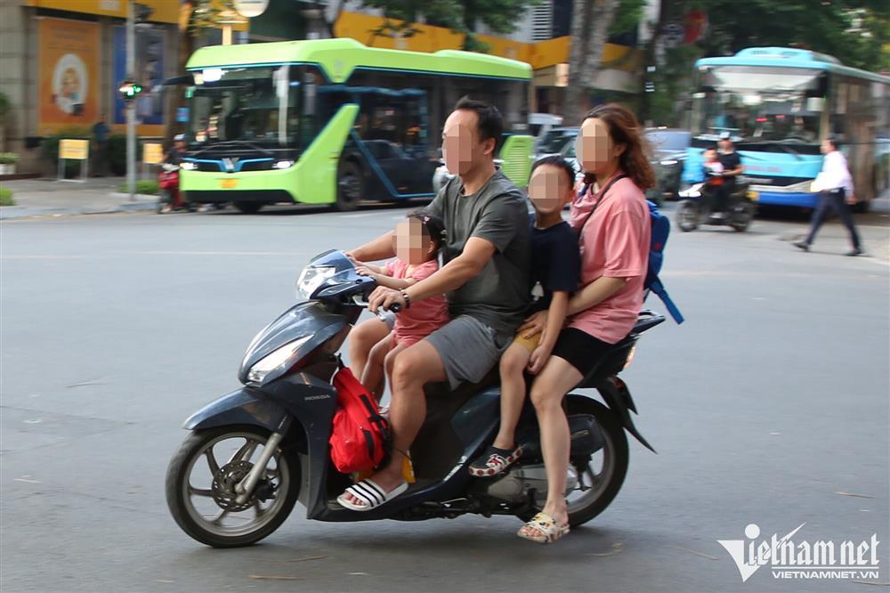 Học sinh Hà Nội đi xe phân khối lớn, phụ huynh đầu trần phóng vun vút-5