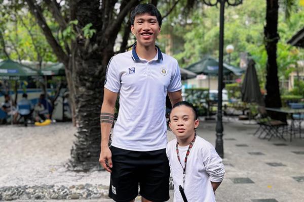 Đoàn Văn Hậu khoe ảnh hiếm bên mẹ, ngoại hình phụ huynh gây sốt-5