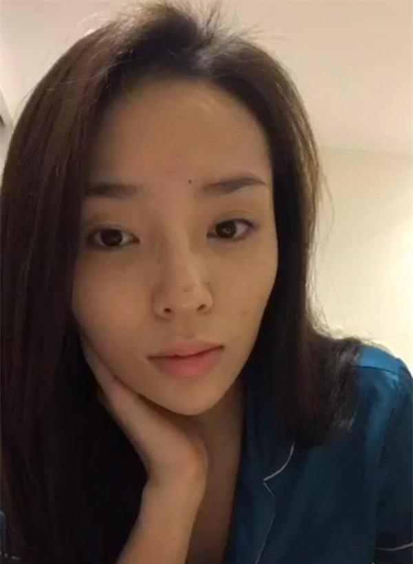 Ngắm mặt mộc hoa hậu trên livestream-18