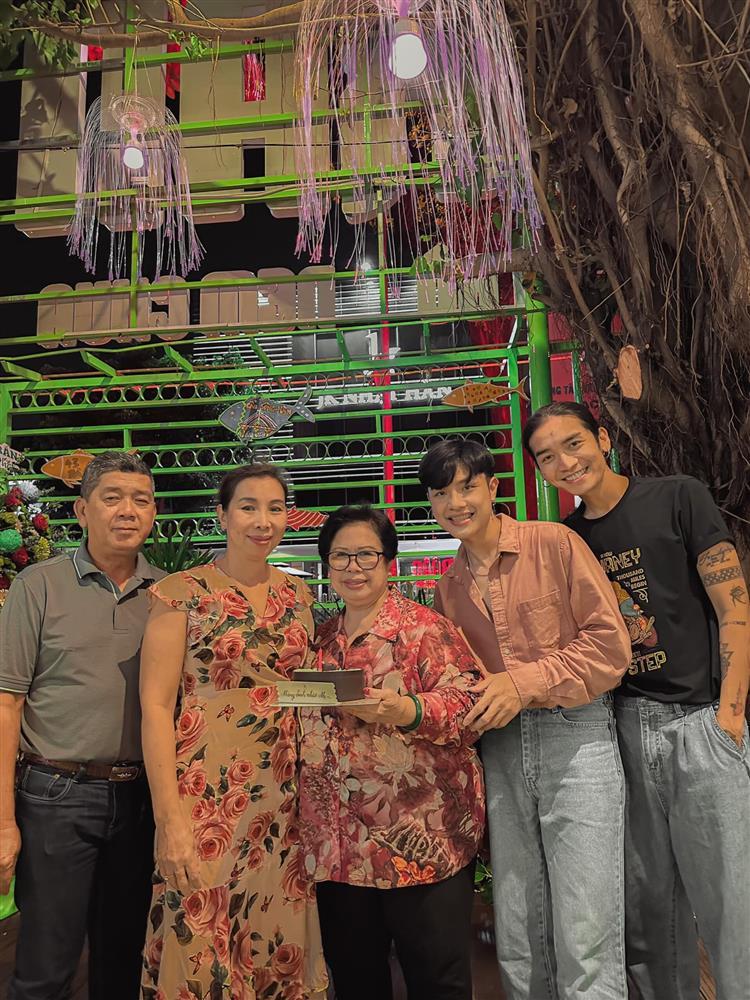 Mối quan hệ giữa bố mẹ BB Trần với gia đình bạn trai Quang Lâm-3