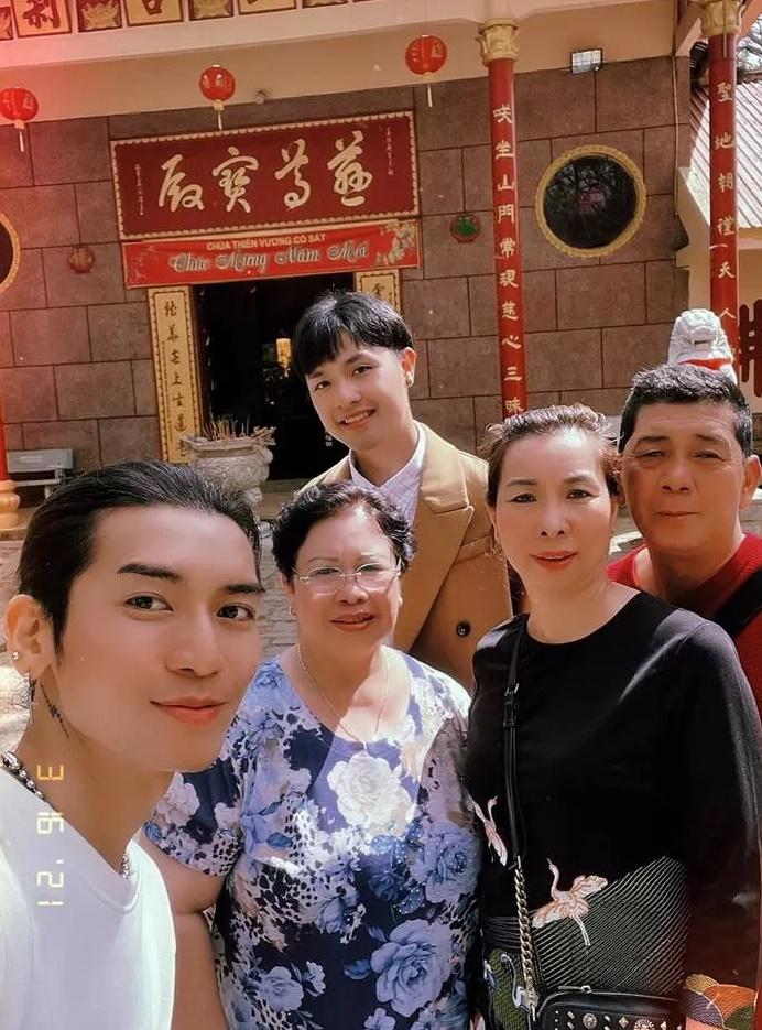 Mối quan hệ giữa bố mẹ BB Trần với gia đình bạn trai Quang Lâm-13