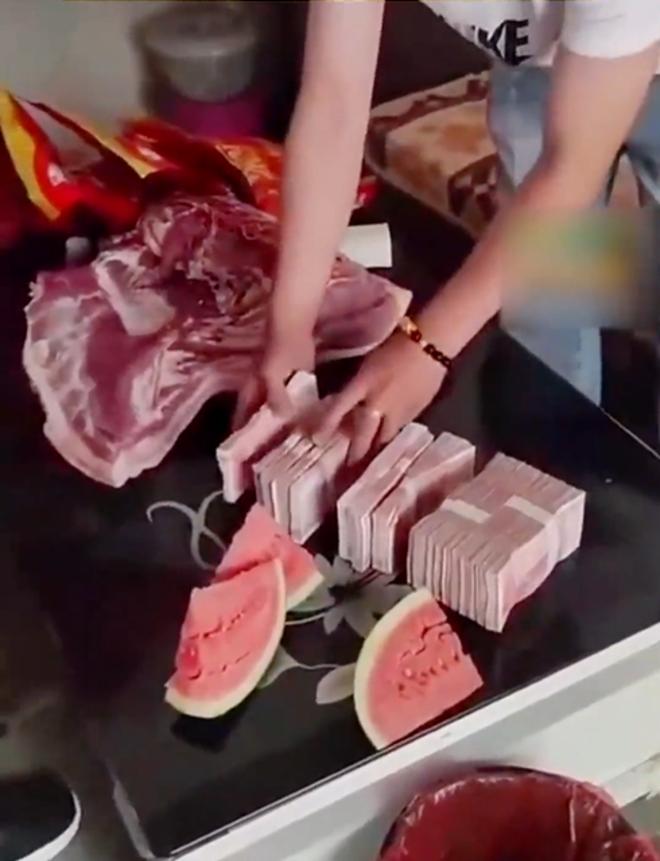 Ly hôn, cô gái xách thịt lợn, quà cáp trị giá hơn 600 triệu trả chồng cũ-1