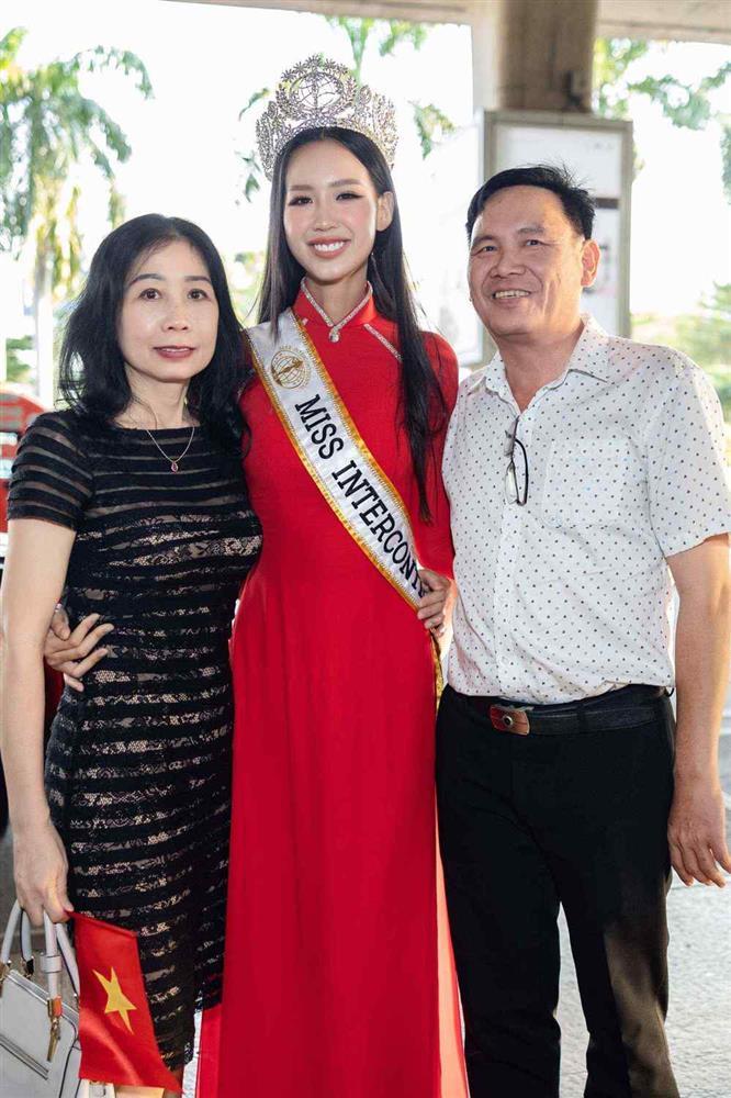 Á hậu 4 Lâm Thu Hồng về nước lẻ loi, khác hẳn Bảo Ngọc-7