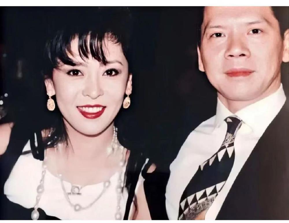 Bà trùm showbiz Hong Kong thời trẻ đẹp chẳng kém ai-5