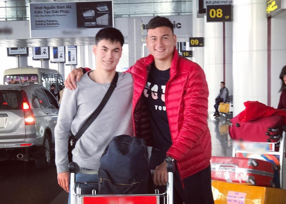 Lộ ảnh Yến Xuân và em trai Đặng Văn Lâm trong thang máy-10