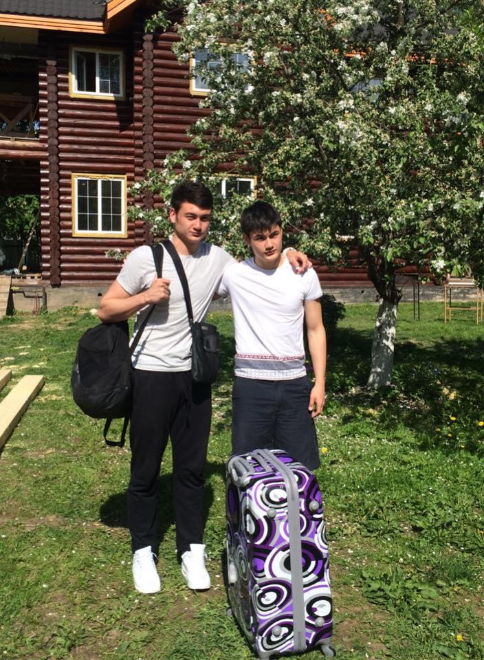 Lộ ảnh Yến Xuân và em trai Đặng Văn Lâm trong thang máy-14