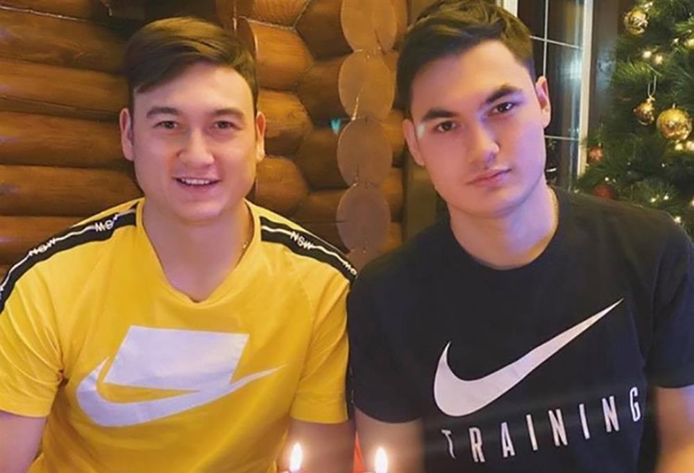 Lộ ảnh Yến Xuân và em trai Đặng Văn Lâm trong thang máy-11