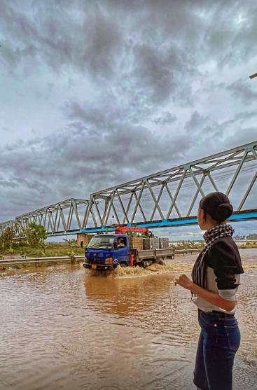 Bảo Ngọc đi cứu trợ miền Trung hậu đăng quang Miss Intercontinental-3