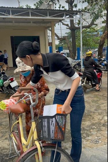 Bảo Ngọc đi cứu trợ miền Trung hậu đăng quang Miss Intercontinental-6