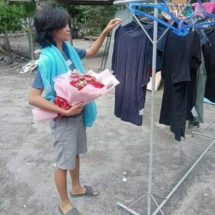 Lần đầu chồng tặng hoa, vợ vừa làm việc nhà vừa ôm chặt không rời-2