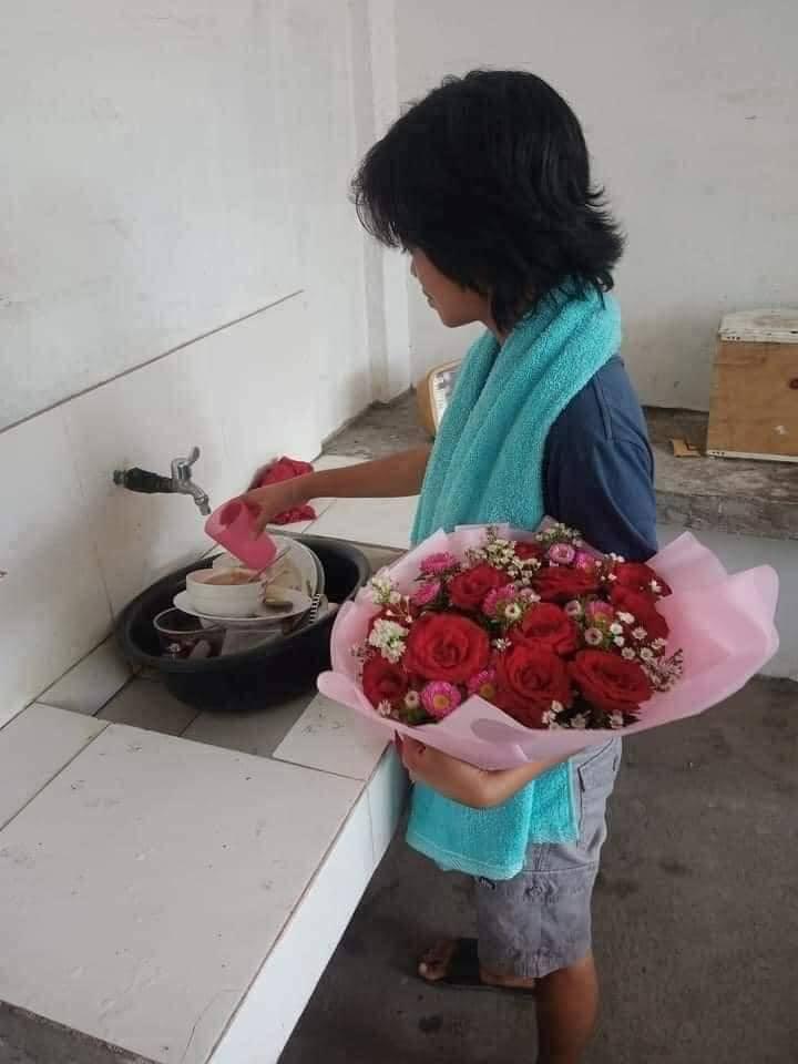 Lần đầu chồng tặng hoa, vợ vừa làm việc nhà vừa ôm chặt không rời-3