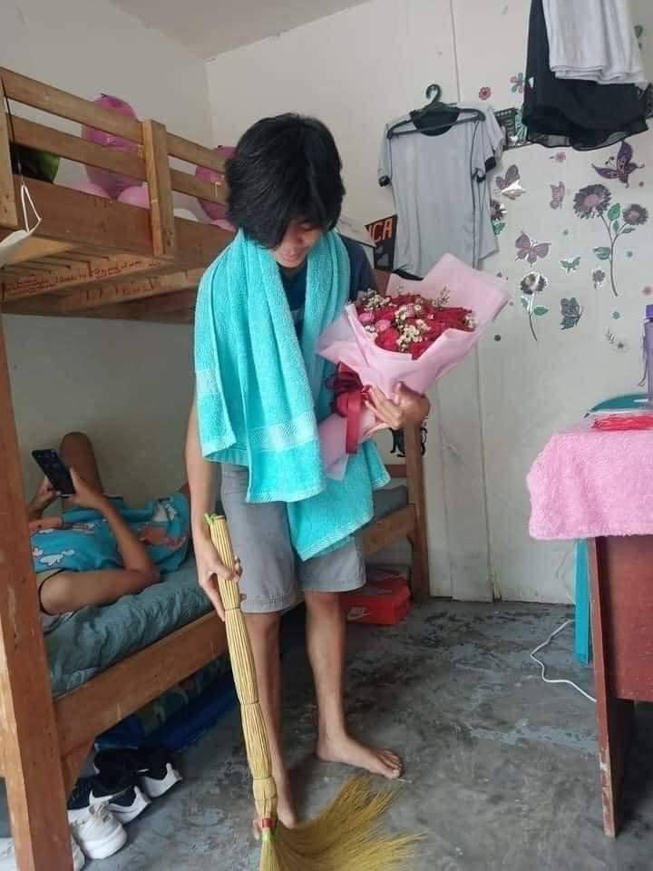 Lần đầu chồng tặng hoa, vợ vừa làm việc nhà vừa ôm chặt không rời-4