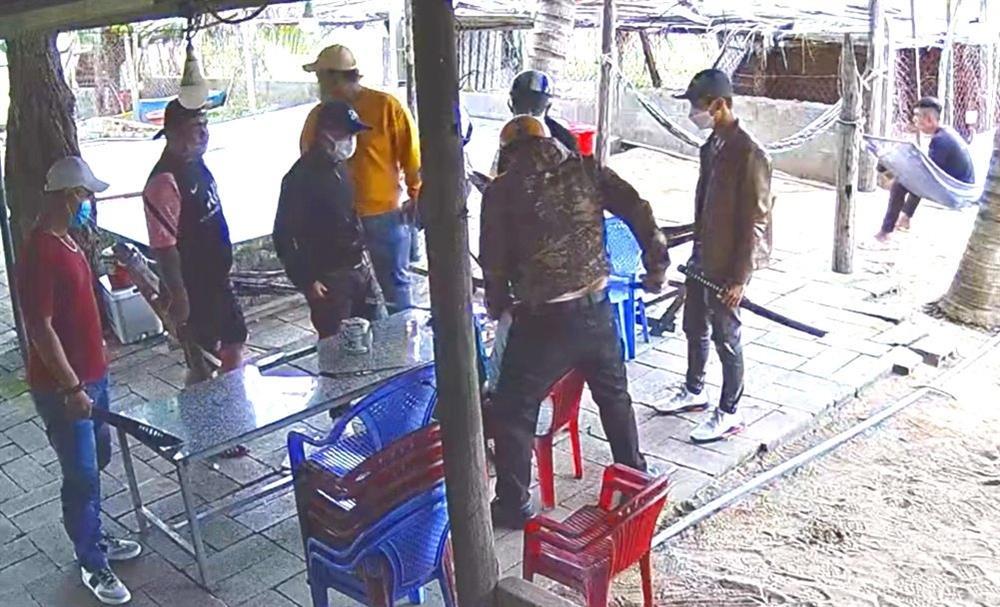 Nhóm côn đồ hung hăng vác dao xông vào nhà tấn công con nợ-1