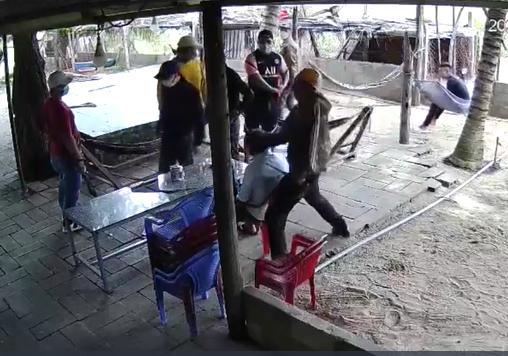 Nhóm côn đồ hung hăng vác dao xông vào nhà tấn công con nợ-2