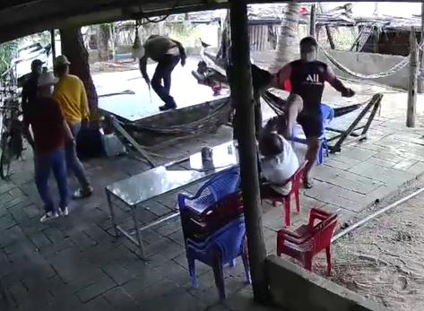 Nhóm côn đồ hung hăng vác dao xông vào nhà tấn công con nợ-3