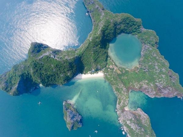 Vẻ đẹp nguyên sơ ở ‘mắt rồng’ giữa lòng vịnh Hạ Long-2