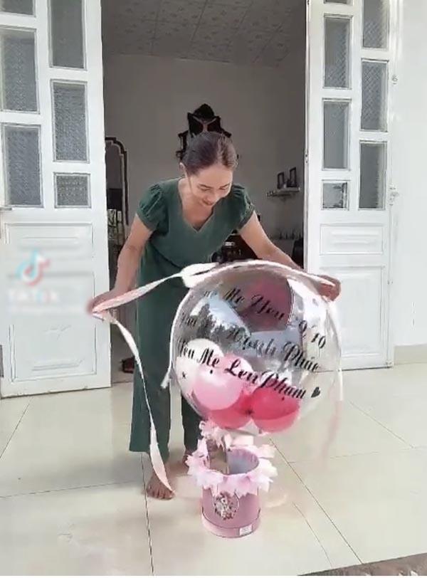 Được tặng hộp quà rút tiền ngày 20/10, mẹ cười tít mắt vì hạnh phúc-1