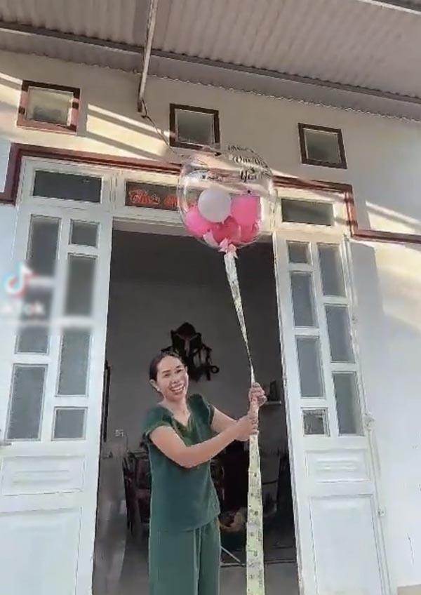 Được tặng hộp quà rút tiền ngày 20/10, mẹ cười tít mắt vì hạnh phúc-2