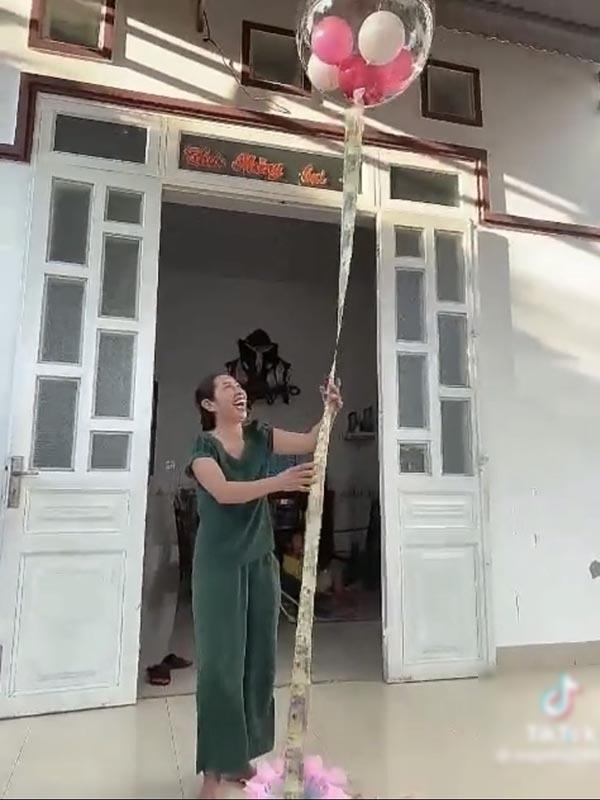 Được tặng hộp quà rút tiền ngày 20/10, mẹ cười tít mắt vì hạnh phúc-3