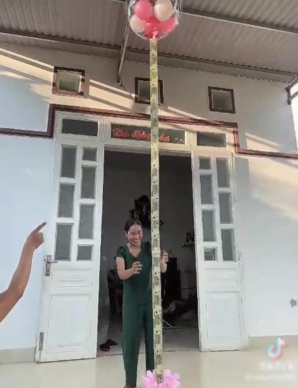 Được tặng hộp quà rút tiền ngày 20/10, mẹ cười tít mắt vì hạnh phúc-5