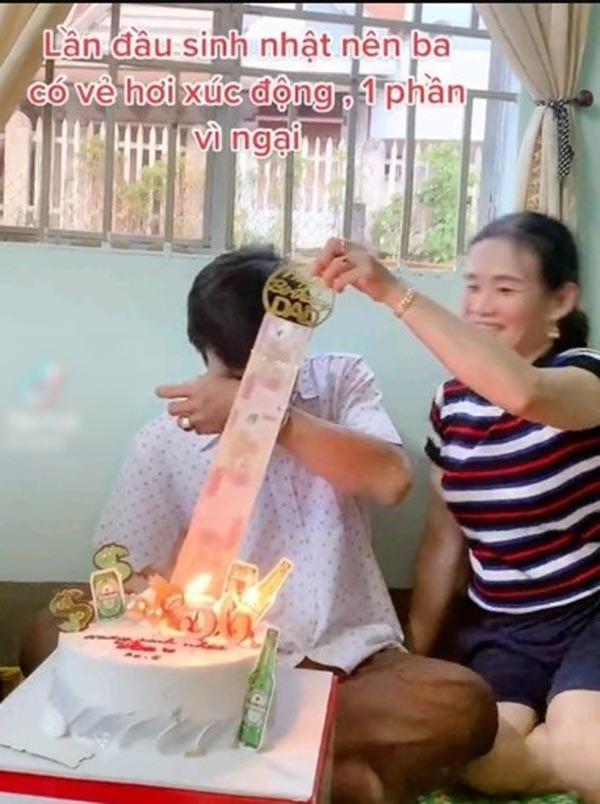 Được tặng hộp quà rút tiền ngày 20/10, mẹ cười tít mắt vì hạnh phúc-7