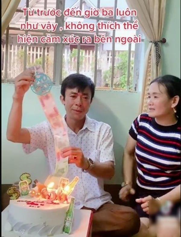 Được tặng hộp quà rút tiền ngày 20/10, mẹ cười tít mắt vì hạnh phúc-8