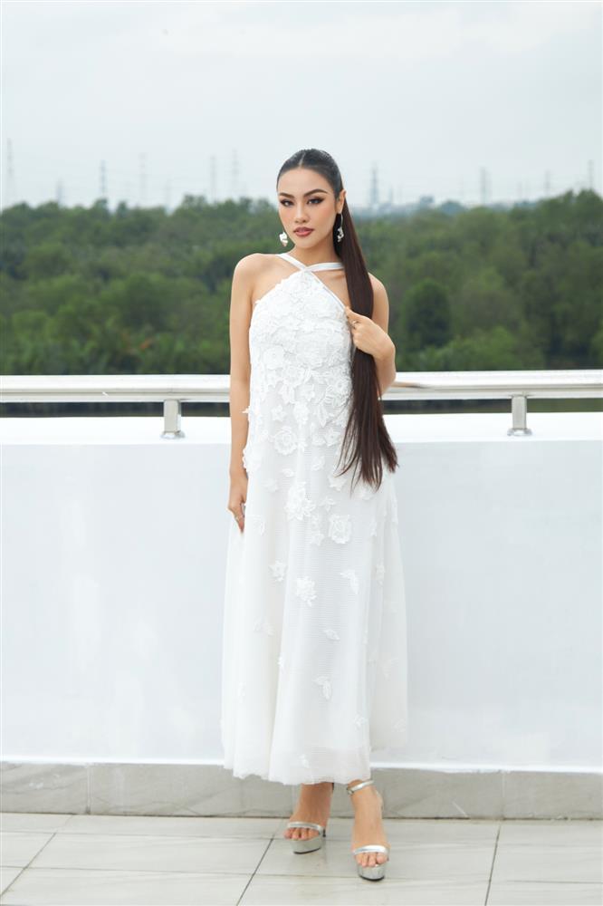 Hoàng Thùy khoe đôi chân bạc tỷ, Minh Tú vắng mặt sự kiện-15