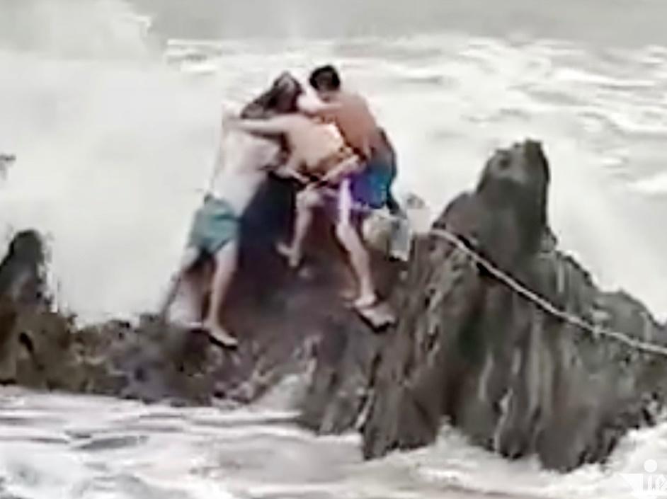 Mải chụp ảnh selfie, du khách bị sóng biển quật ngã cuốn trôi-1