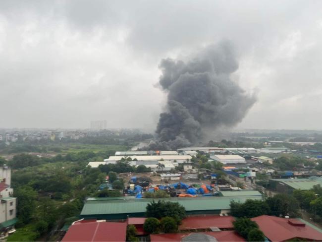 NÓNG: Cháy ngùn ngụt tại nhà kho ở Hà Đông, 1 người thiệt mạng-2