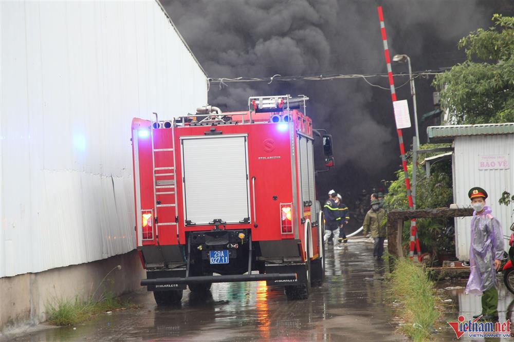 NÓNG: Cháy ngùn ngụt tại nhà kho ở Hà Đông, 1 người thiệt mạng-11