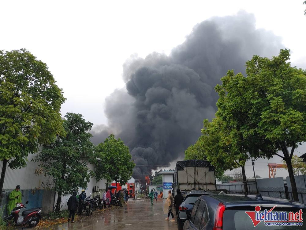 NÓNG: Cháy ngùn ngụt tại nhà kho ở Hà Đông, 1 người thiệt mạng-3